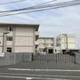 春日東中学校：徒歩8分（600ｍ）